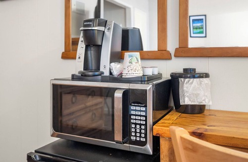 Glencoe Hotel | Comfortable Lodge Room 7 with Extra Amenities (queen, no pets)