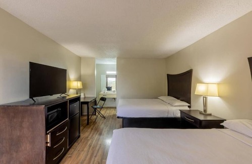 Beeville Hotel | Comfortable Pet-Friendly Room Near Beeville Restaurants w/Free Parking