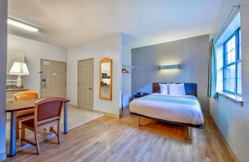 Beaumont Hotel | Comfortable Room w/Private Bath Ideal for Families Near Beaumont Attractions