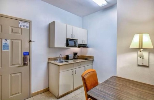 Beaumont Hotel | Comfortable Room w/Private Bath Ideal for Families Near Beaumont Attractions