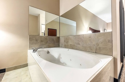 Mineral Wells Hotel | Comfortable Stay in Red Lion Inn & Suites Mineral Wells! Free Parking!