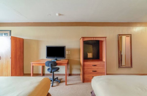 Beeville Hotel | Comfortable Three Rooms w/Queen Beds Close to Local Shops