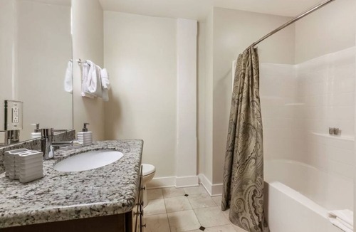 Central Business District Hotel | Comfy 1bd Condo - Steps From French Quarter