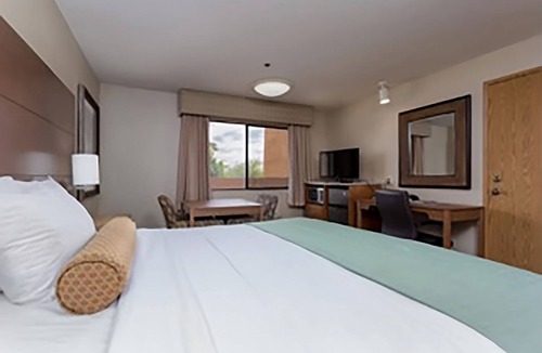 Yuma Hotel | Comfy and Modern Unit! Pool, Hot Tub, Parking