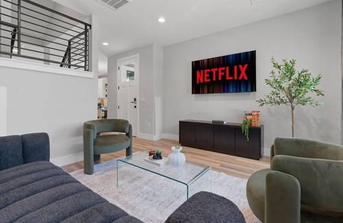 University Hills and Windsor Park House | Comfy Austin Home Base | Sleeps 12+ | Close to DT