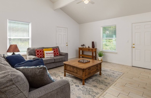 Granbury House | Comfy Cozy Cottage #1 by Lake Granbury