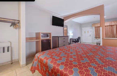 Weslaco Hotel | Comfy King Room near Weslaco/Mercedes outlet Mall with Free Wi-Fi,Breakfast,pool