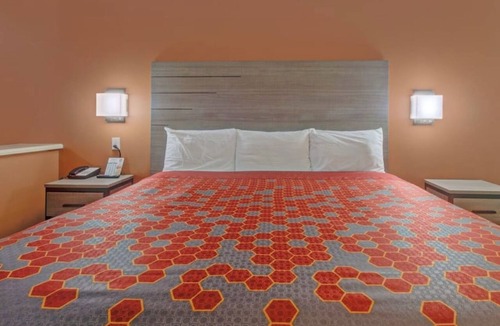 Weslaco Hotel | Comfy King Room near Weslaco/Mercedes outlet Mall with Free Wi-Fi,Breakfast,pool