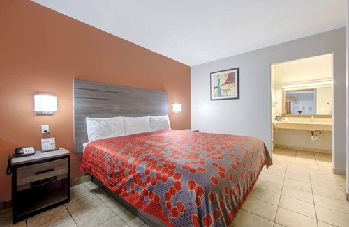 Weslaco Hotel | Comfy King Room near Weslaco/Mercedes outlet Mall with Free Wi-Fi,Breakfast,pool