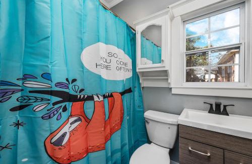 Houston Heights Apartment | Comfy Studio with King Bed & Full Kitchen - Near Attractions