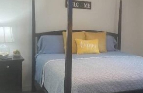 Angleton House | Comfy1-bedroom 1-bath with WiFi and Cable TV in lovely Angleton