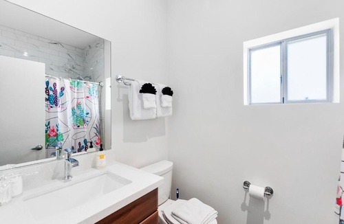 Roosevelt Apartment | Compact Urban Living in DTPH, Pool & parking
