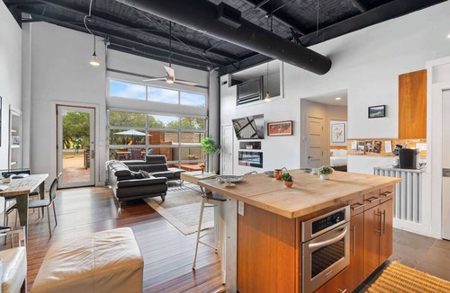 Dripping Springs Cottage | Contemporary Country Style Gem w/BBQ & Games Room