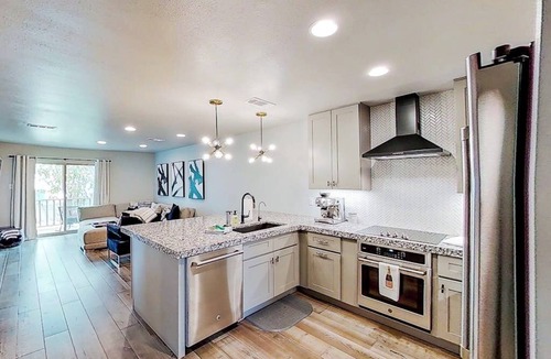 Horseshoe Bay Condo | Contemporary, dog-friendly townhouse with balcony, pool & day docks