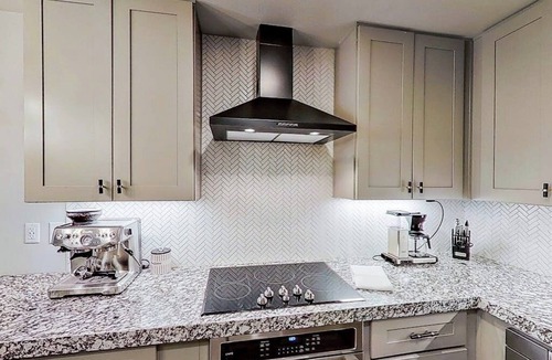 Horseshoe Bay Condo | Contemporary, dog-friendly townhouse with balcony, pool & day docks