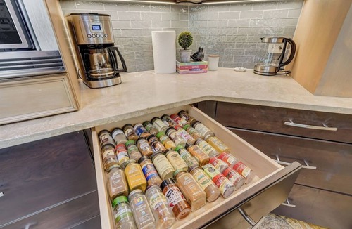 Woodmoor House | Contemporary Mtn 4 BDRM + Hot Tub + Fire-pit Close to USAFA & 6 Wedding Venues