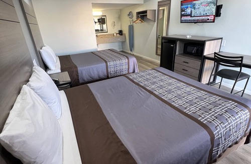 Nacogdoches Hotel | Continental Inn & Suites Nacogdoches TX/SFA University/Downtown
