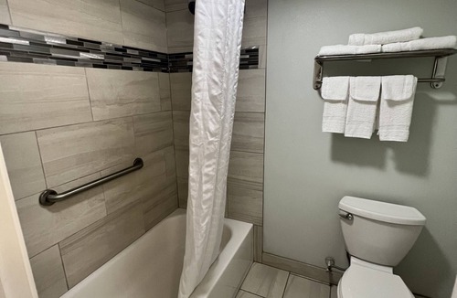 Nacogdoches Hotel | Continental Inn & Suites Nacogdoches TX/SFA University/Downtown