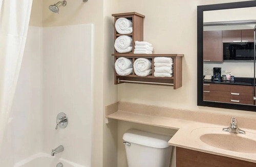 Sioux Falls Hotel | Convenient 3 Units w/Kitchenettes Near Wild Water West Waterpark