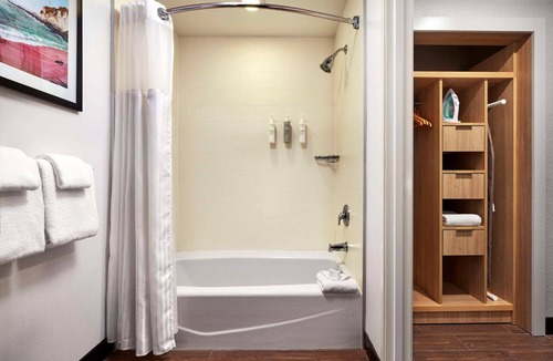 Pismo Beach Hotel | Convenient Base for Exploring Pismo Beach & SLO County l Deluxe King Room
