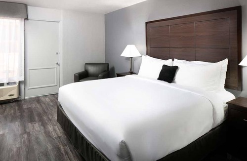 Downtown Tucson Hotel | Convenient Countryside Stay, Outdoor Pool, Free Parking, Near Arizona Stadium