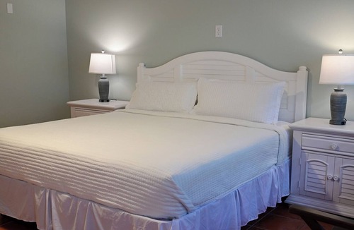 Bradenton Beach Hotel | Convenient Ground-Floor Room Steps from the Beach