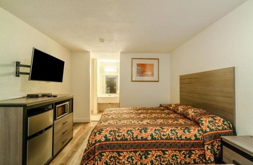 FM 1960 Hotel | Convenient Room for Park Adventures