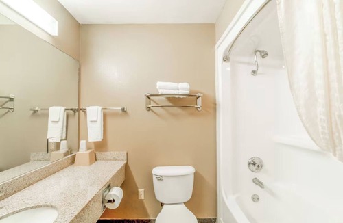 Beeville Hotel | Convenient Room w/Two Queen Beds & Private Bathroom Near Beeville Center