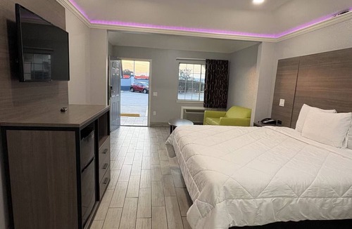 Houston Hotel | Convenient Room w/Free Parking Near Willowbrook Mall & Sam Houston Race Park