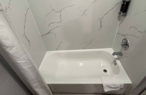 Houston Hotel | Convenient Room w/Free Parking Near Willowbrook Mall & Sam Houston Race Park