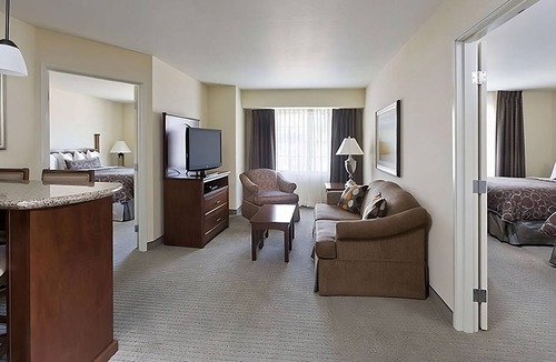 Vance Jackson Hotel | Convenient San Antonio Stay | 2BR Suite | Full Kitchen, Outdoor Pool