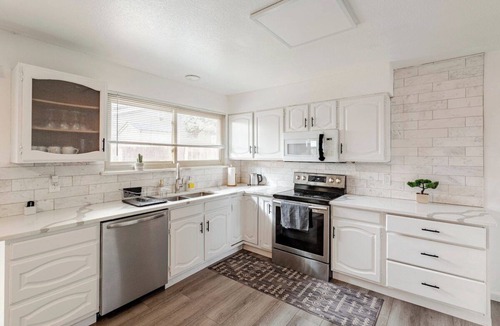 Denver House | convenient spacious house hot tub 4 kings sleeps 18