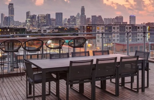 Barton Heights Apartment | Corner Loft 2BR Downtown Lake · Rooftop · Pool Gym