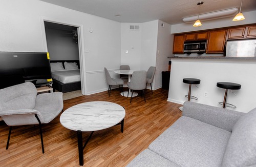 Coliseum Central Apartment | Corporate and Modern 1br suite I Pool I Parking