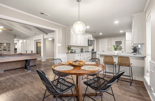 Rowlett House | Cosy Lakefront Home
