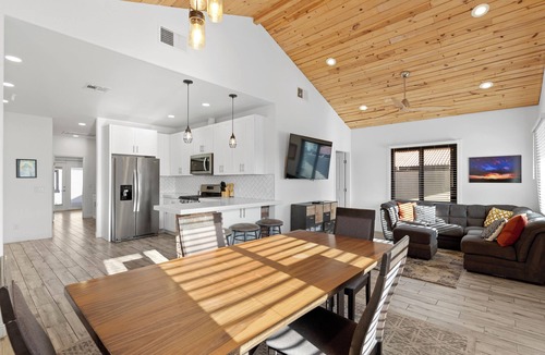 Evans Churchill House | Cottage with BBQ & Hot Tub