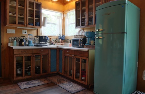 Dripping Springs Cabin | CottageCore Wooded Cabin w/Loft & Hot Tub