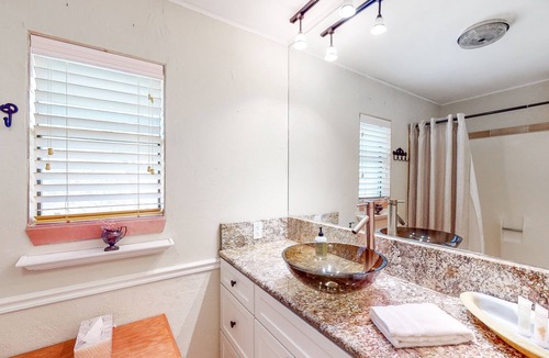 Dripping Springs House | Country-Adorned Home with Shared Pool & Hot Tub on Large Property - Dog-Friendly
