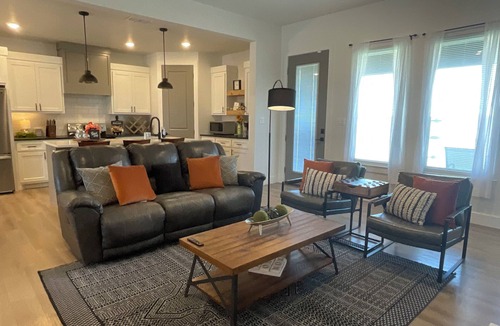 North by Northwest House | Country Chic only 10 minutes away from TTU. Pet friendly!