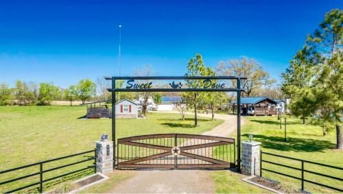 Emory Apartment | Country Suite Apartment near Lake Fork with Stocked Pond and Walking Trails