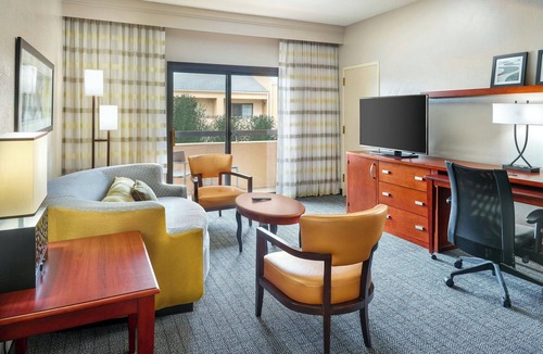Highlands - Perkins Hotel | Courtyard by Marriott Baton Rouge Acadian Centre/LSU Area