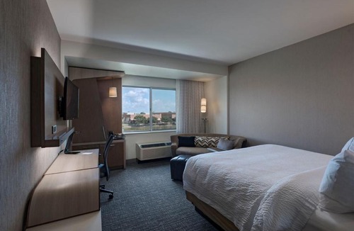 Sugar Land Hotel | Courtyard by Marriott Houston Sugar Land/Lake Pointe