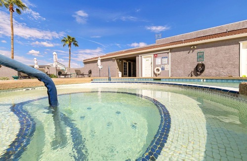 East Mesa House | Cozy 1-bedroom modern manufactured home in a fun 55+ Apache Junction park!