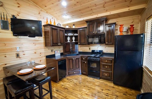 Hochatown Cabin | Cozy 1BR Cabin w/Private Hot Tub Near Broken Bow