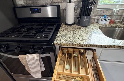 Mahncke Park Apartment | Cozy 1BR Studio! DT-FtSam-UIW- Trin-PEARL-BAMC-SAT