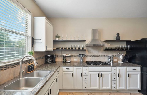 Pflugerville Apartment | Cozy 5BR Getaway Pool Games Sleeps 18