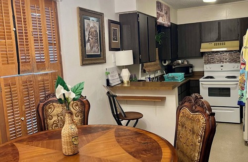 Northwest Los Angeles Heights Condo | Cozy Boho Condo 2 Beds 1 Bathroom 15 min from Downtown, Riverwalk, Pearl