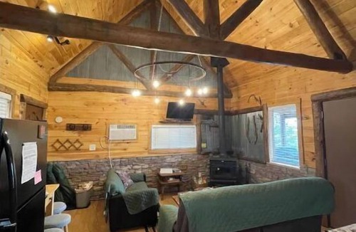 Compton Cabin | Cozy Buffalo River Cabin Getaway with hot tub!