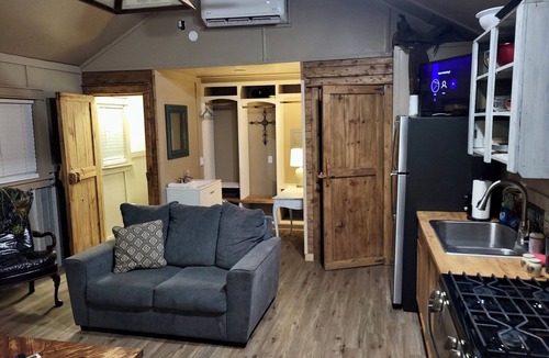 Rio Frio Apartment | Cozy “Bunkhouse” cabin in charming Leakey with WiFi, AC. Near Frio and Garner!