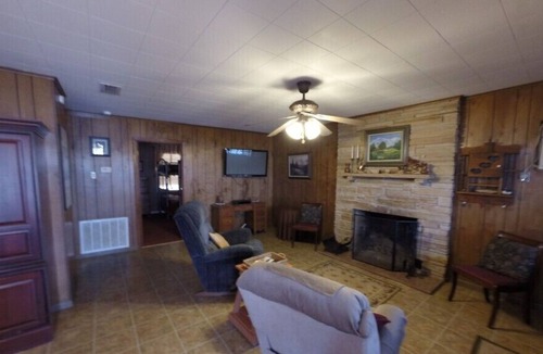 Jefferson House | Cozy Cabin Located on Lake O' the Pines . Full kitchen, Big Deck Sleeps 7